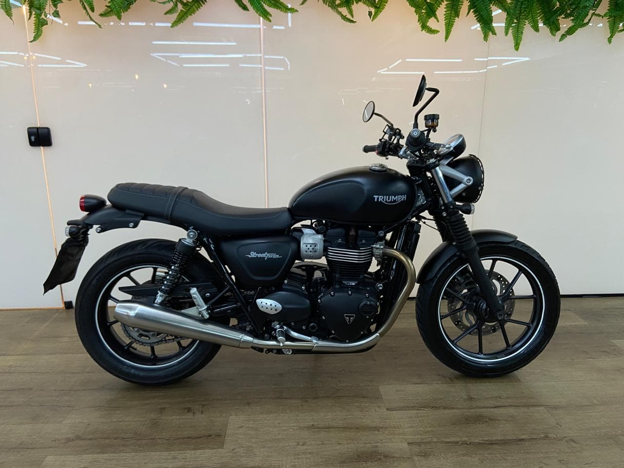 TRIUMPH STREET TWIN 900cc — foto 1 de 7