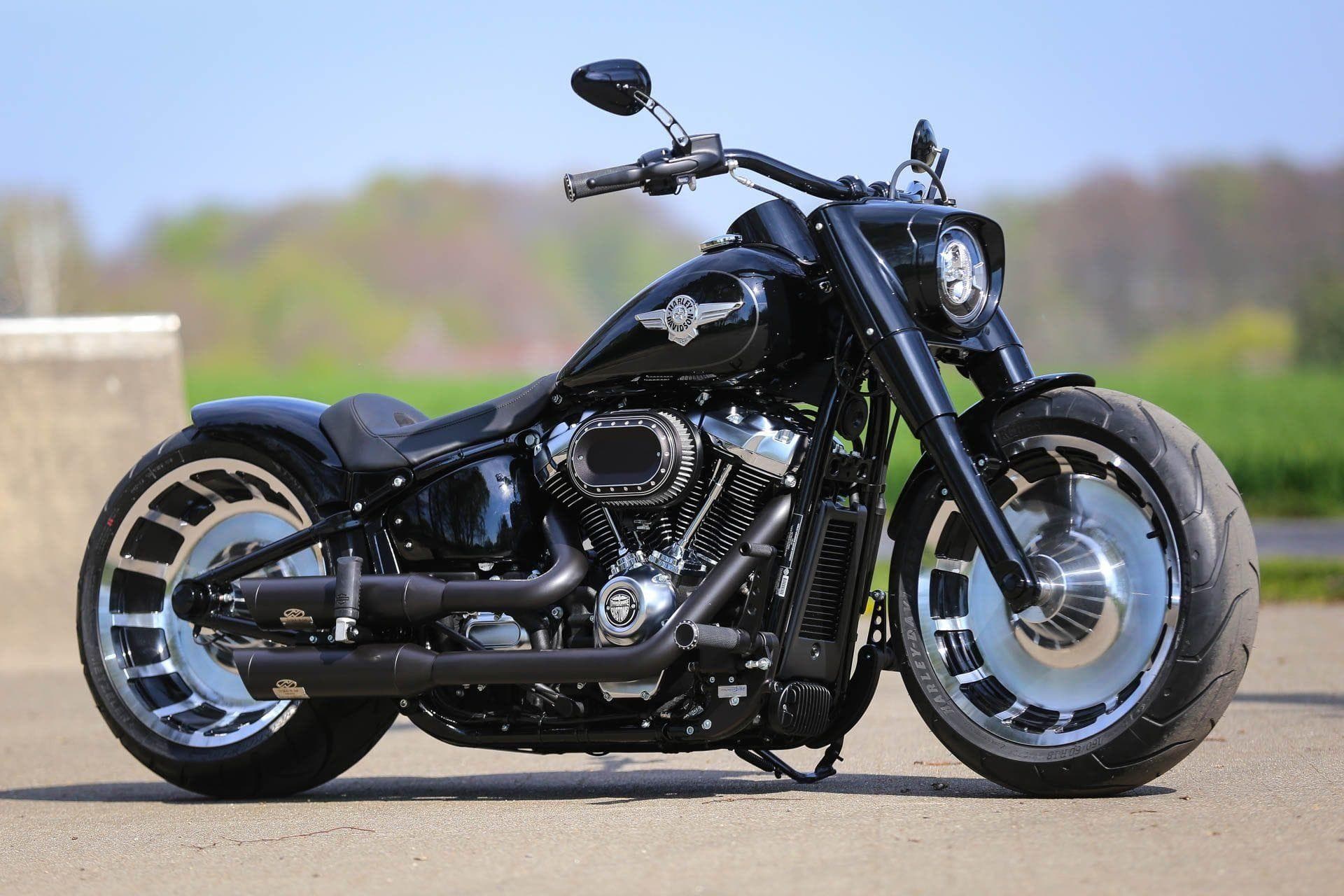 Harley-Davidson Fat Boy em estúdio premium, representando a venda segura de motos de luxo em São Paulo.
